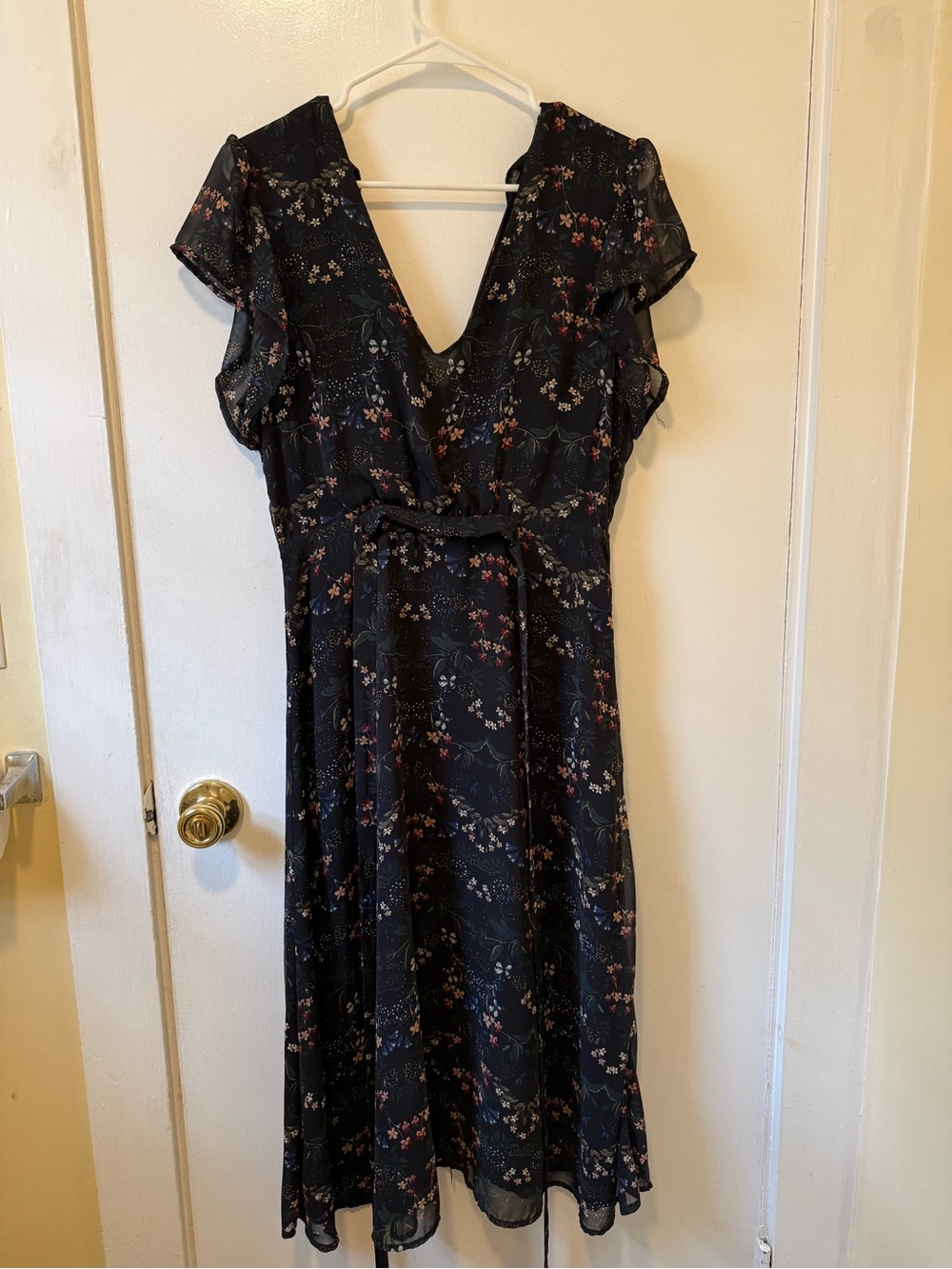 Design Lab Lord & Taylor Black Floral V-Neck Midi Dress